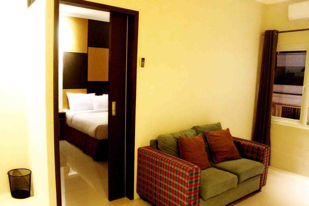 Hotel Tiatira Kencana Makassar Room photo